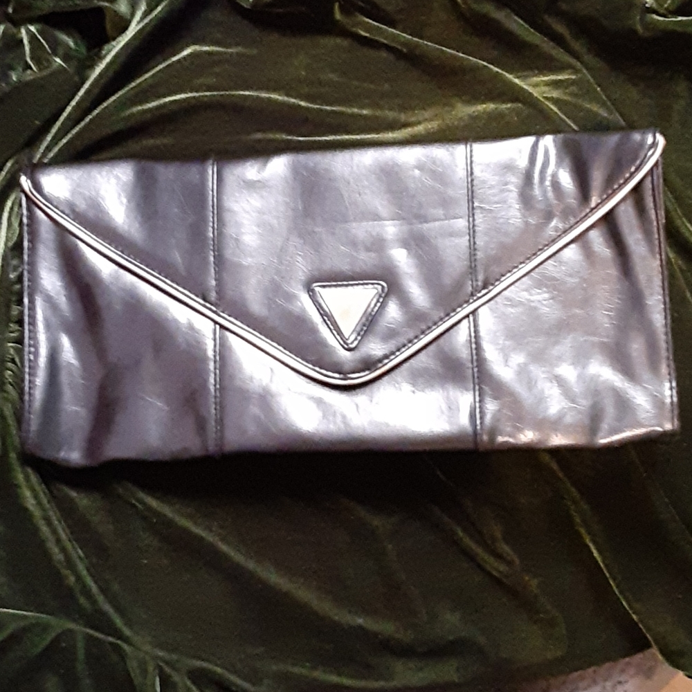 Guess clutch